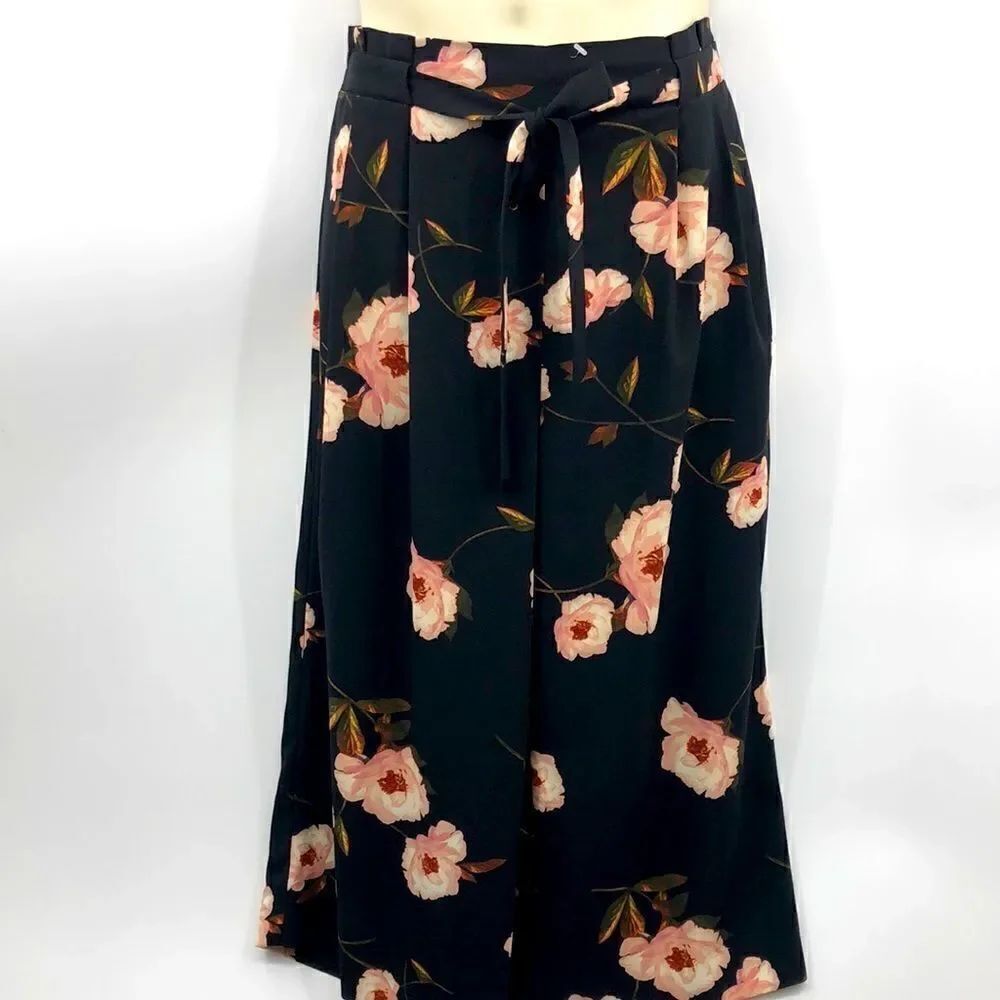 Worthington Petite Large black floral capris
